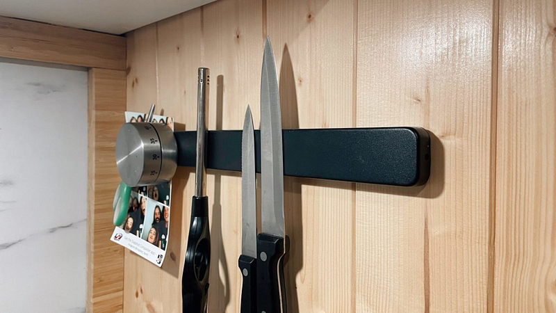 A magnetic knife rack is a safe way to store knives while travelling